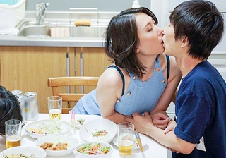 《人妻NTR》「ずっと待ってたの…♥」昼間から隣人大学生と不倫セックスに夢中になるスレンダー巨乳おっぱい美魔女がエロすぎｗ