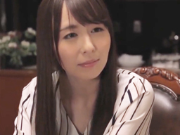 平穏な結婚生活に満足できない美人妻が夫の上司と自宅で密会し不倫に溺れる！