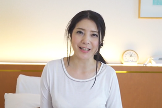 〈センズリ鑑賞〉ワオ！アラフィフとは思えないアンチエイジ人妻！しかしデカチンに興味の目線！スキなのねぇww