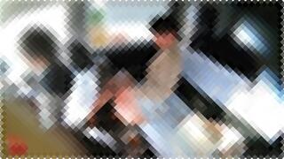 病院に向かうタクシー車内でサランラップの上にうんこする女性。顔を赤らめて何やってるんだ！