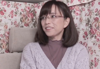 人妻ナンパ「やぁ♥気持ちぃ♥」メガネが素敵なスレンダー巨乳おっぱいの五十路・素人美熟女おばさんを口説いてホテルで中出しｗ