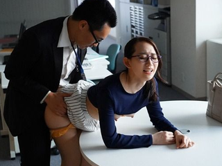 【人妻熟女】会社の隣の人見知りな女子社員が初めての浮気で欲望が覚醒！時間や場所を構わずにチンコを求めてNTR痙攣イキ