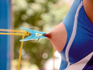 ＜素人ナンパ＞プライドを懸けた羞恥な乳首相撲ゲーム！エロ貧乳JDがおっぱいバトルで屈辱の乳首イキからの大量潮吹き＜痙攣＞