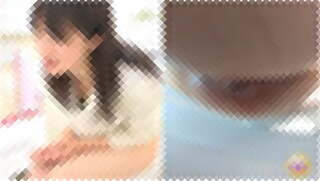 【トイレ排泄】うんこしてたら屁が出てしまい、それを友達に聞かれて戸惑う美女。