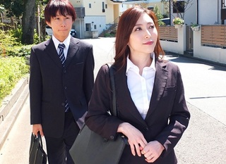 【人妻熟女】ムラついた後輩に剥ぎ取られボイン丸出しで鬼突きされるエロ妻