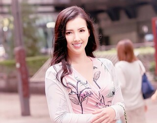 ☆人妻ナンパ☆ ４０歳だという外資系企業にお勤めの旦那様とはセックスレス状態だとおっしゃる欲求不満の美人奥さまがとびきりスケベな淫乱メス犬に豹変！浮気は良くない事だと分かっていながらも女のツボを知り尽くした経験豊富なナンパ師との不倫セックスで絶頂欲求が高まったドスケベ人妻の淫らな姿を見逃すな！