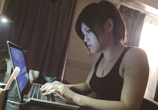 【女捜査官】「待っててパパ…」スレンダー貧乳おっぱい美人なお姉さんが捉えられた父親を助けるために潜入するがオカされる！