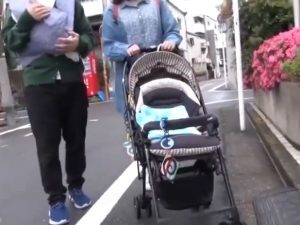 夫婦の子持ちママを軟派してデカチン男の悩み相談！マジックミラー越しの旦那を気にしながら不倫膣内射精NTR！