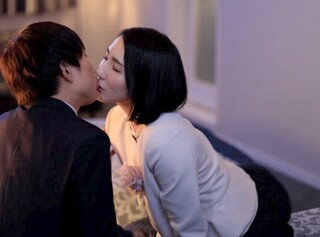 【舞原聖】真珠のネックレスをした義母が、息子の卒業祝いに、大人のセックスをプレゼント… 背徳母子相姦…