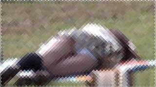 【野外放尿】ピクニック中に泥酔してオシッコ漏らしちゃう女子の盗撮動画。駐車場でほろ酔い気分のジョボジョボタイム。