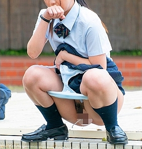 .｡oO（ここなら誰もみてないはず…ッ）◆女子校生◆尿意我慢できずに隠れてお漏らし♡