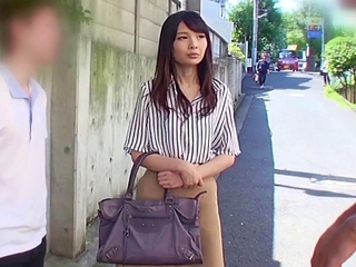 《素人ナンパ》つるぺた貧乳&パイパンのスレンダー女子大生を相手に快感セックス♡素股からの中出し！