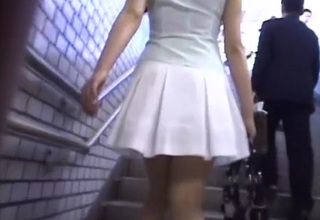 【電車痴漢】「興奮しちゃう…♡」スレンダー巨乳おっぱい、ミニスカートの美人ギャルお姉さんにイタズラしたらSEXできたｗ