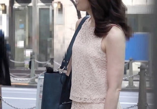 人妻ナンパ「えぇ♥いいわよぉ♥」スレンダー美乳おっぱいの超きれいな清楚美人な素人美魔女・美熟女おばさんの中出しH最高！