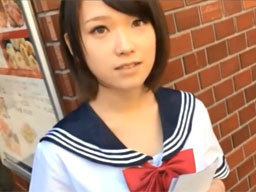 コスプレカフェの客引きをしていたセーラー服コスのアイドル系美少女