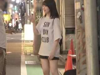 企画ナンパされた地味カワちゃんがえちえちSEX！手マン潮吹き！ガン突きぱんぱん脇見せ立ちバック！