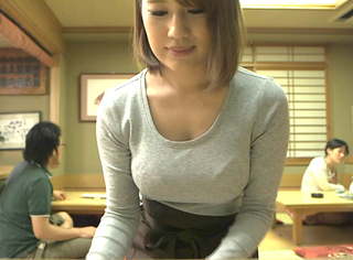 （凄い見られてる…♡♡）ピチピチな制服でお店に出ているスレンダー巨おっぱい乳美人のギャル店員に我慢できずに辱めセックス！