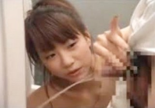 【美少女】「かわいぃｗｗｗ」短小チンコを弄って興奮するロリビッチ娘ｗ森下くるみ