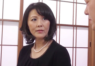 【喪服・美魔女・NTR】「ちょっと待って…」ムチムチ巨乳おっぱいの人妻熟女おばさんが義弟に迫られてセックスしちゃうｗｗ