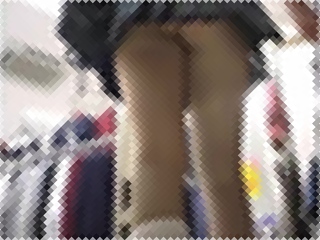 盗撮パンチラ｜危ない股間を激写！店内で制服女子校生に粘着してパンチラを撮影するとTバック着用でマン肉が露出中！！