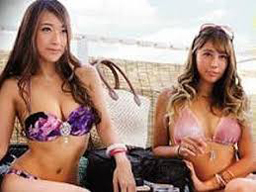 海の相席居酒屋でナンパした仲良しビキニギャル2組をお持ち帰りSEX