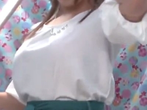 カップルの彼女がマシンバイブの高速ガン突きで潮吹き絶頂！ドデカ乳お姉さんが彼以外のデカチンで浮気3P膣内射精寝取られ！