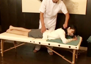 《マッサージ店ｘ盗撮》「はぁ♥気持ちぃ♥」スレンダー美乳おっぱいの素人人妻を狙う悪徳整体師！イキ潮アクメ！中出し！