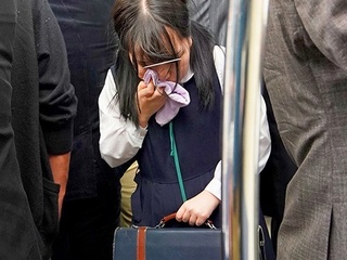 小さい身体の制服美少女JKは身体を激しく震わせながら痴漢師の凄テク激烈愛撫で絶頂エロアクメを耐える！