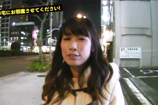 〈熟女ナンパ〉夜の蝶の娘の部屋にお世話になってる何かワケアリっぽいおばさん！意外に脱いだら美味しい感じです♡ww