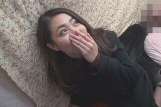 【素人ナンパ】美容部員さんが素股で発情して本番セックス 伊東紅蘭