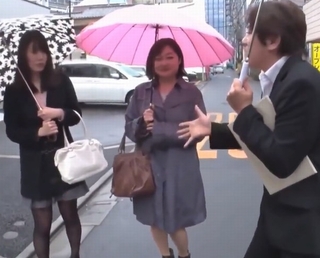 あの手この手で親子をナンパ『お母さんの前で、また、娘の前で卑猥な姿を曝け出し』種付けまでされちゃうとは！