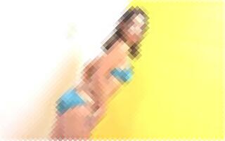 【着衣脱糞】水着撮影中、お尻を突き出したら肛門が緩んでしまい･･･ッブ！ギュリュリュ！！と下痢便をいっぱい漏らしちゃうお姉様。