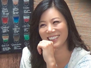 【熟女】相席居酒屋でくどいた人妻を盗撮！お酒に酔っぱらってお持ち帰りされてしまった奥様と浮気SEX