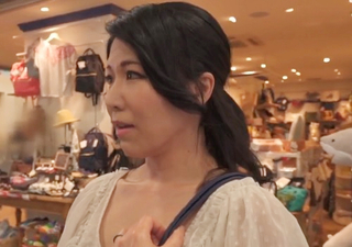 人妻ナンパ「こ、困るわよぉ♥」スレンダー巨乳おっぱいの清楚美人な素人美魔女・美熟女おばさんの自宅についていって中出しｗ