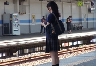 【チカン】（んんー！いやぁぁ！）真夏に汗垂らして電車にのるスレンダー美乳おっぱい制服美少女が無理やり責められ痙攣イキ！