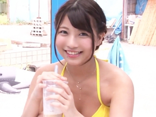泡マッサージでエッチになった20歳のビキニ娘が彼氏に内緒でSEX！窓の外をチラ見しながら跨がってる〈NTR〉