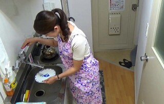 ☆人妻ナンパ☆ ４５歳だという色白で透明感のあるスレンダーボディがひと際目を惹く完熟寸前の美人奥さまがとびきりスケベな淫乱メス犬に豹変！おばさんレンタルの派遣先で出会った女性経験のないウブな男の子とひとつなって絡み合う濃密セックスで忘れかけてたオンナが蘇った人妻が魅せる淫らな姿を見逃すな！