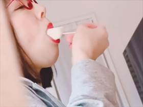 個人撮影 エロい・・・人妻が口淫してるみたいにアイスを食べる姿をこっそり撮ってみた
