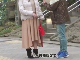 〖熟女ナンパ〗アンケートとダマされてエロざんまい 最後は中出しされちゃいます