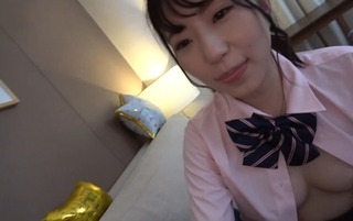 おぼこい感じの美乳＆美尻・美少女が、制服コスからマイクロビキニに着替えて着衣sex！顔アップ寝バックでイク姿はお見逃しなく！！