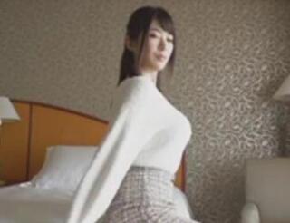高身長で美爆乳そして細い腰と美脚を持つ完璧な裸体！そんな人妻が我々の前に現れた！