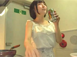 お酒に酔うとエッチになってしまうというロリ系AV女優が中出し乱交！