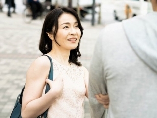 〖四十路熟女〗おば様が、押しの一手と強引さでナンパした若者をホテルに連れ込み合体