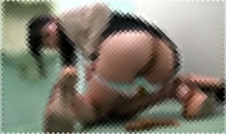 男子トイレの小便器前で、特盛うんこ絞り出しちゃった桃尻お姉さん。汚れたパンツ置いて逃げるｗ