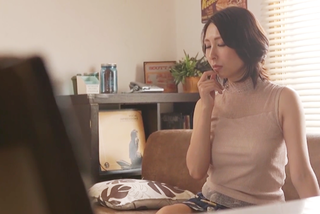 〈エロ妻ドラマ〉身の程知らずに大学生に恋する人妻おばさんはカレの部屋に彼女が訪ねて来るのを見て淫欲ヌレヌレオナオナww