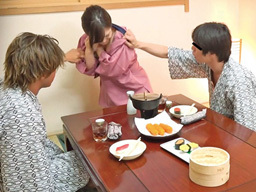 タチの悪い客にお酌をさせられ襲われる旅館の女性従業員
