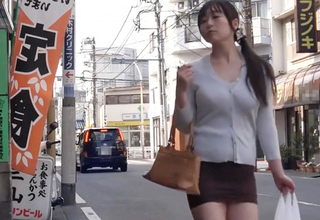 《清楚人妻》「いいことしよ？♥」本屋で年下にエロ本見せつけ誘惑する、スレンダー巨乳おっぱい美人若妻がそのまま交尾に夢中！