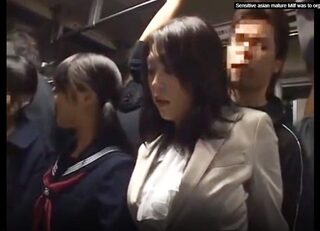 〈賢母痴漢〉隣にいる無垢な娘を守るため私がお触りを引き受ければいいのよ。もちろん娘のためよ。気持ちよくないわ！w