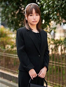 〈MM号〉旦那亡くしたばかりなのに男とヤっちゃう奥さま…しばらく挿れてないオマンコにはやく欲しい♥