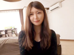 カフェで働くふんわり系素人がナンパされてエッチなトークで発情！